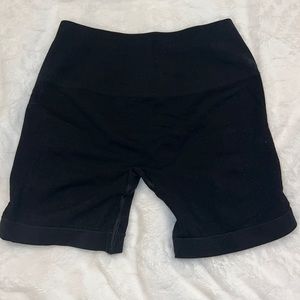 Alphalete amplify contour shorts 5”